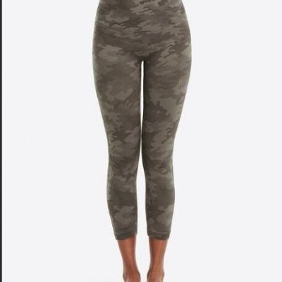 NWT SPANX Seamless Cropped Camo Leggings LAMN Size M/M Sage Camo Shape Wear Gym